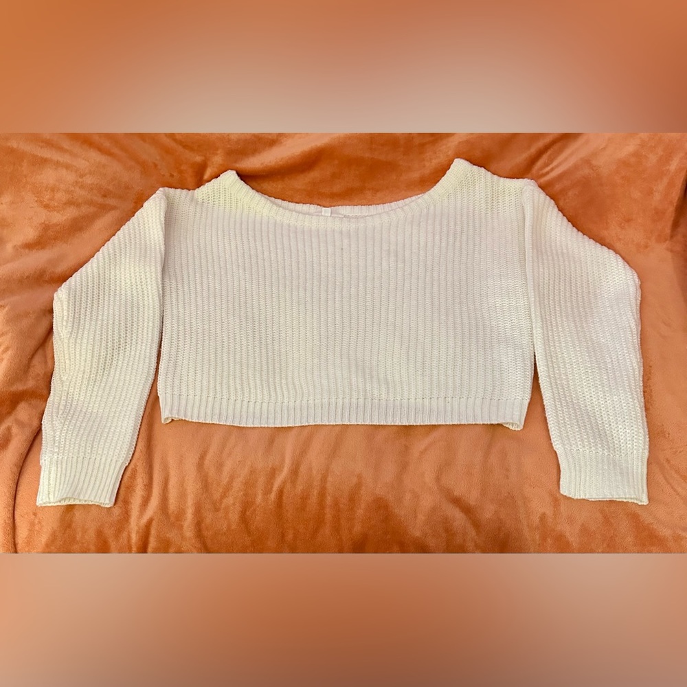 Adorable yet sexy lightweight cropped sweater size M/L made by “Missguided”